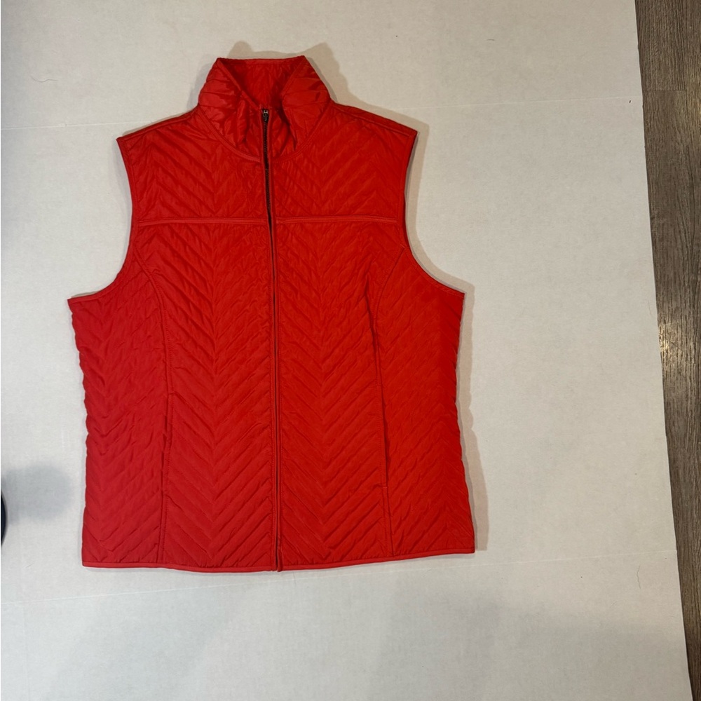 Orvis women’s coral/orange light weight quilted full zip vest size medium